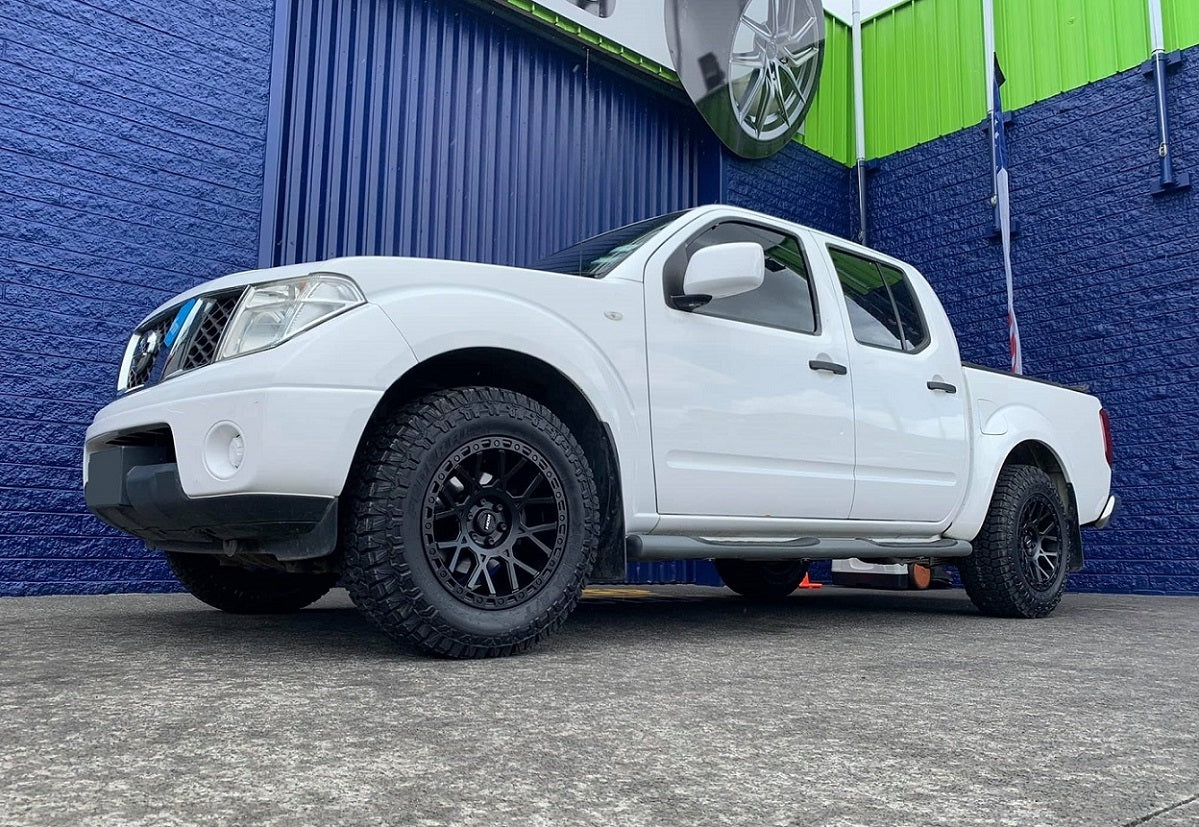 Nissan Navara D40 ST (2014) on 17" ROH Crawler