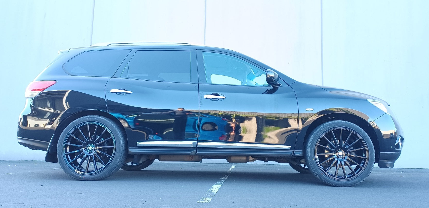 Nissan Pathfinder (2014) on 22" Touren TR92