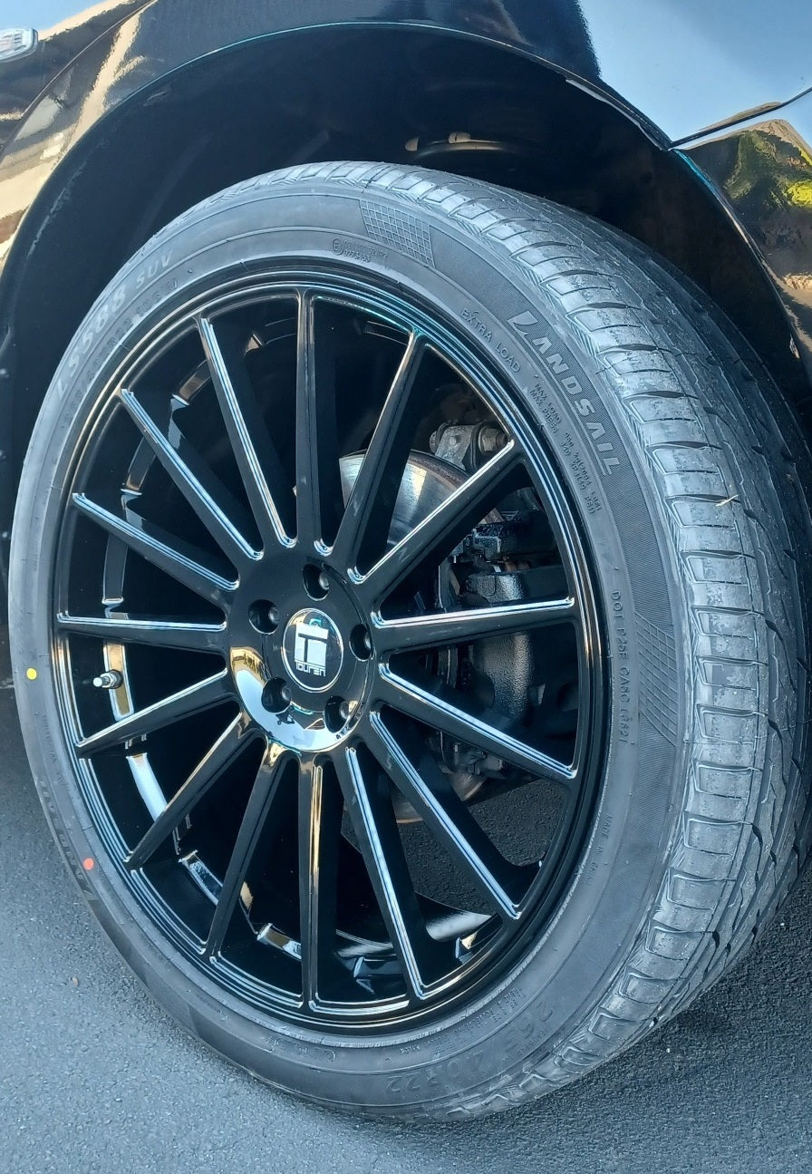 Nissan Pathfinder (2014) on 22" Touren TR92
