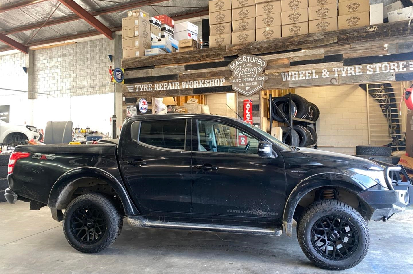 Mitsubishi Triton on ROH Crawler