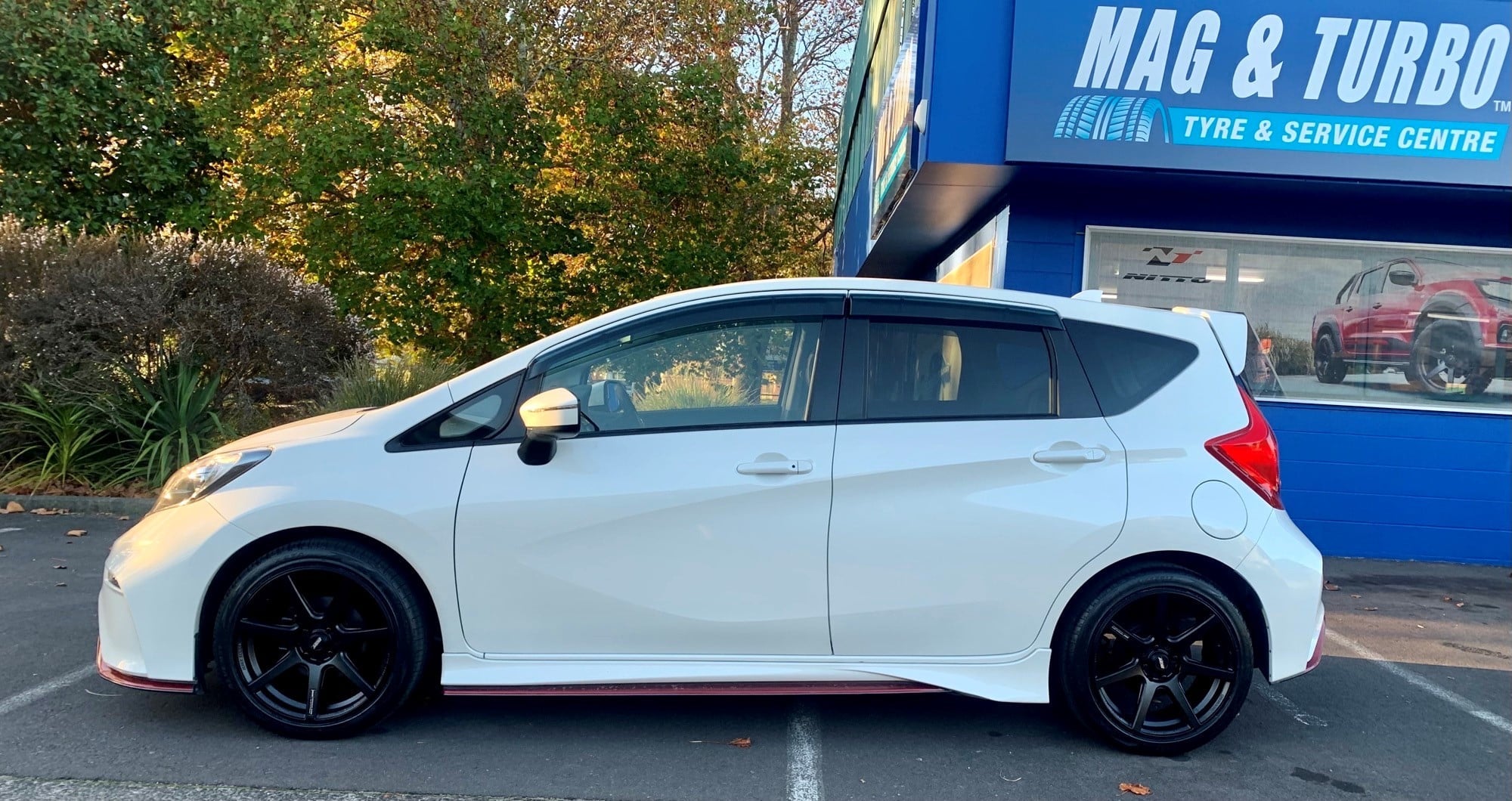 Nissan Note Nismo lowered on 17" BGW JD7