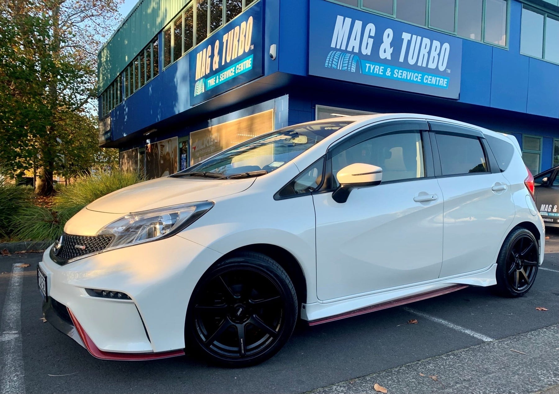 Nissan Note Nismo lowered on 17" BGW JD7