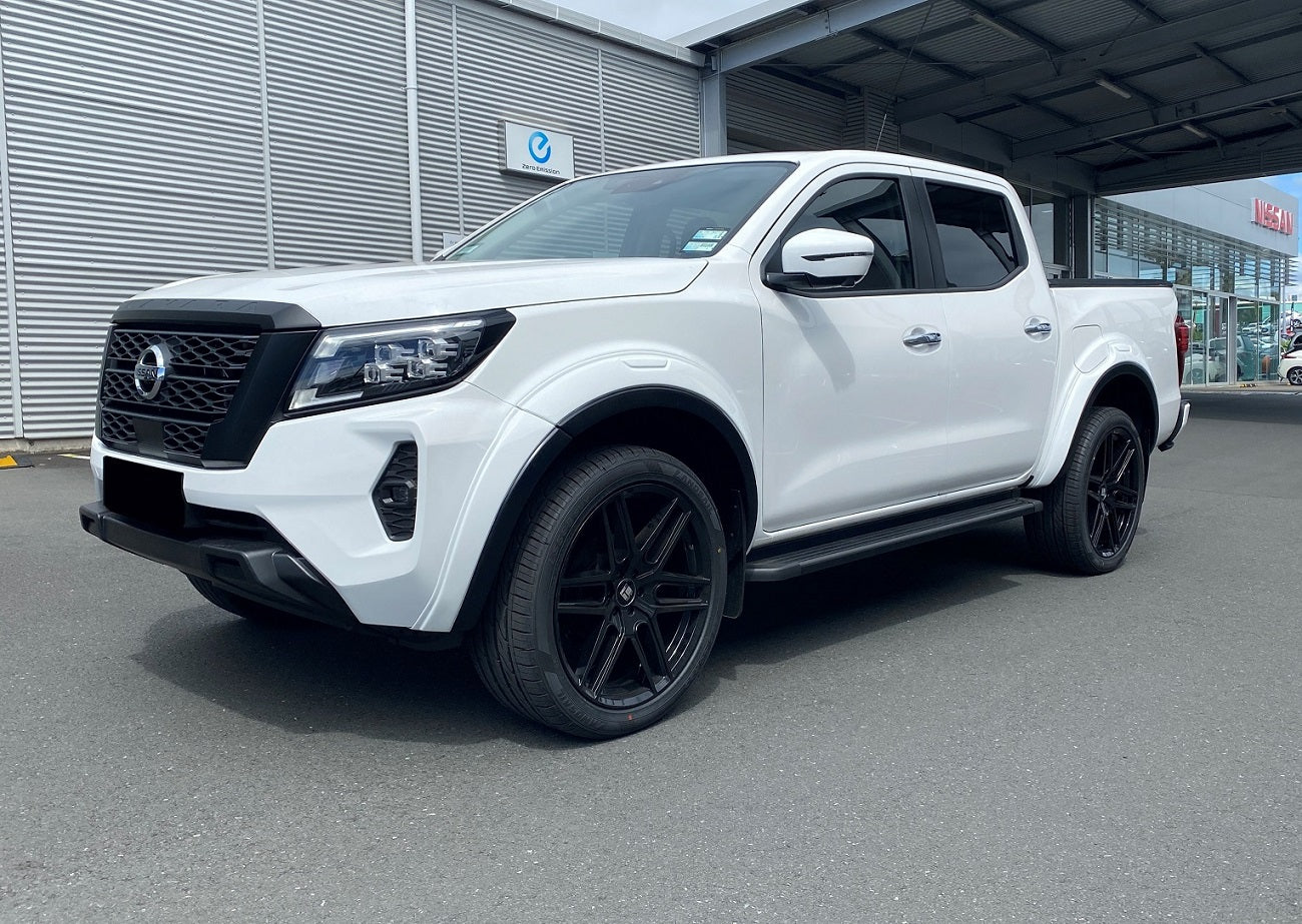 Nissan Navara STX (2022) on 22x9.5" Touren TR79