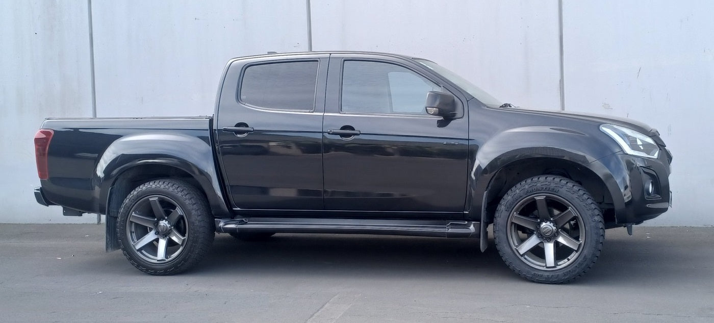 Isuzu D-Max (2017) on 20" BGW Beast