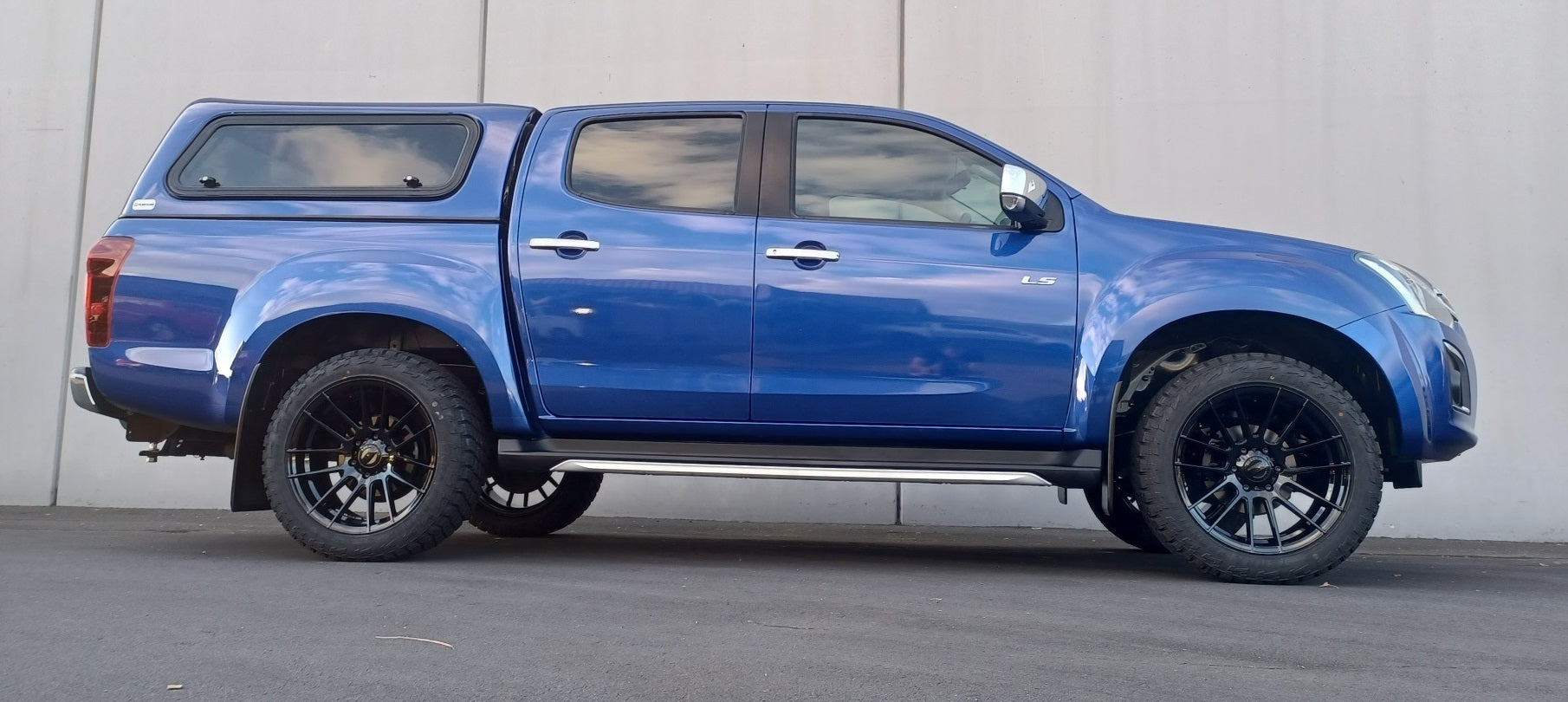 Isuzu D-Max (2017) on BGW Shadow