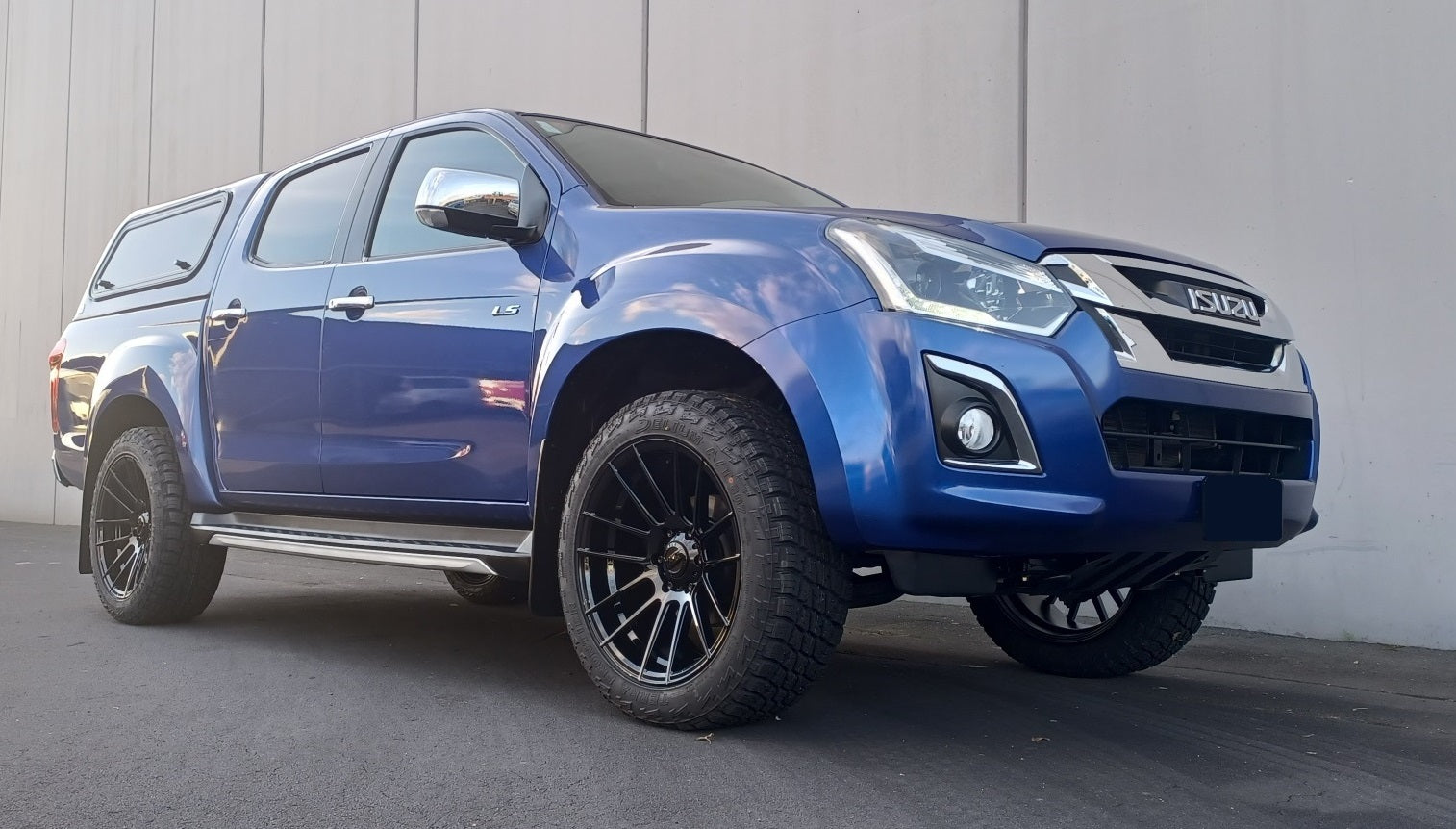 Isuzu D-Max (2017) on BGW Shadow
