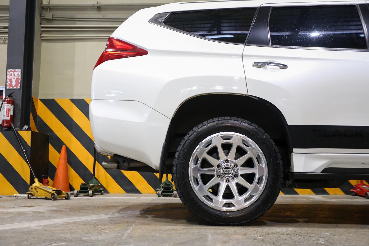 Mitsubishi Pajero Sport on Black Rhino Rotor