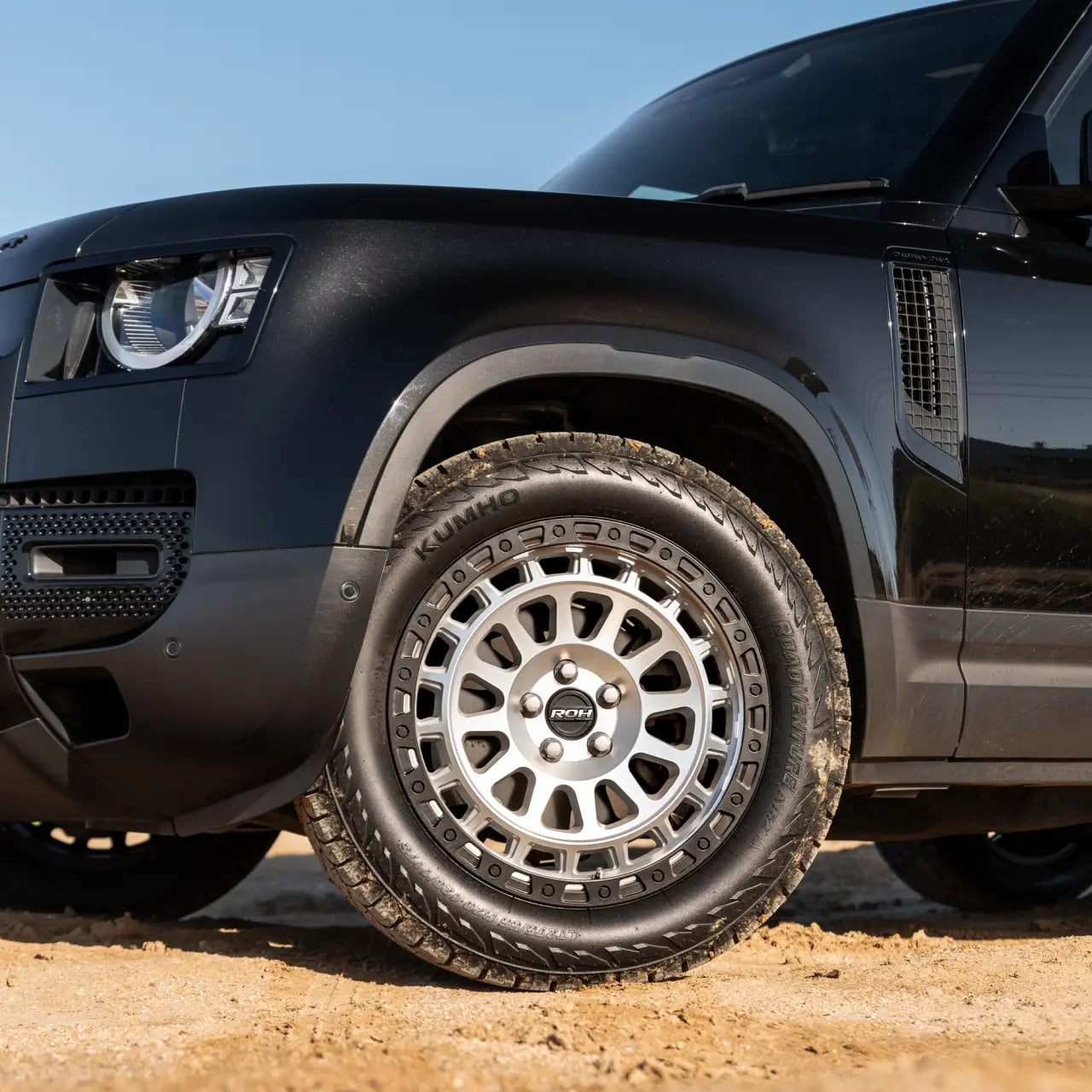 Silver w/Machined Face & Black Lip Edge ROH Assault wheel fitted to a Defender